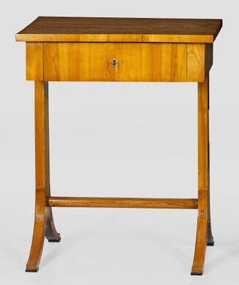 une petite table en bois surmontée d'un tiroir