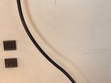une lampe posée sur une table à côté d'un mur