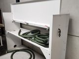 une armoire blanche équipée d'un tuyau, dans une pièce