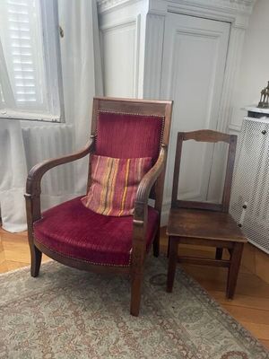 un fauteuil rouge et un fauteuil marron dans un salon