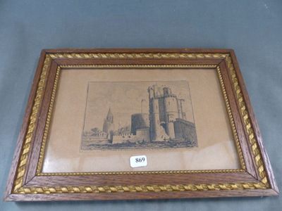 une vieille photo représentant une ville avec une tour horloge