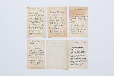 un ensemble de quatre lettres manuscrites sur une feuille de papier