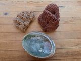 un petit bol et un autre petit bol posés sur une table en bois