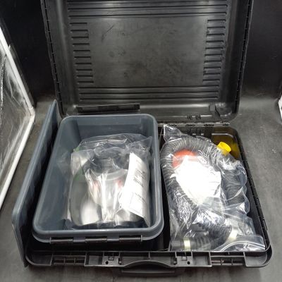 deux récipients en plastique contenant de la nourriture, posés par terre