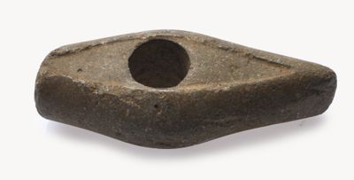 un objet en pierre qui ressemble à un rocher percé d'un trou