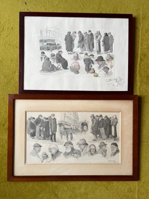 deux tableaux encadrés sur le mur d'une pièce