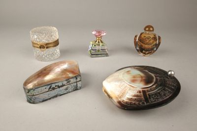 cinq verres différents posés sur la table