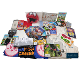 une pile de jouets et de livres pour enfants sur un fond blanc