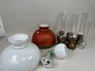 nombreux vases et verres différents sur la table