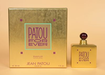 le flacon de parfum se trouve à côté de la boîte, sur la table