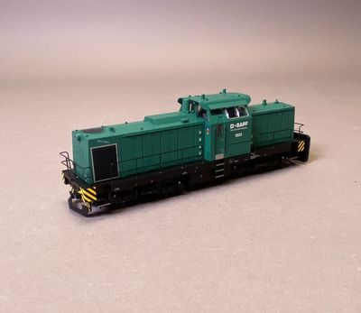 une locomotive verte posée sur une voie ferrée