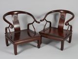 paire de chaises chinoises anciennes avec dossier et accoudoirs sculptés
