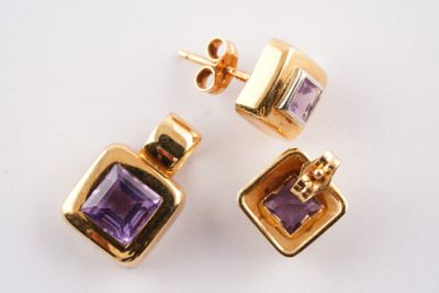 une photo d'une paire de boucles d'oreilles en or et en améthorate