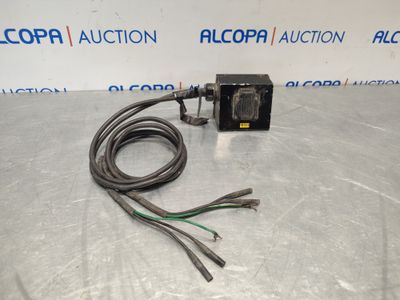 une photo d'une photo représentant un appareil électrique posé sur une table
