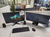 deux écrans d'ordinateur et un clavier sur un bureau
