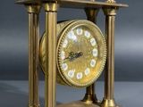 une horloge en or avec des chiffres romains