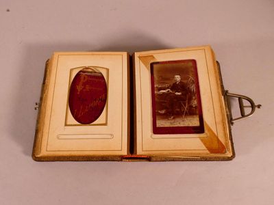 une vieille photo représentant un homme et une femme, à l'intérieur d'un livre