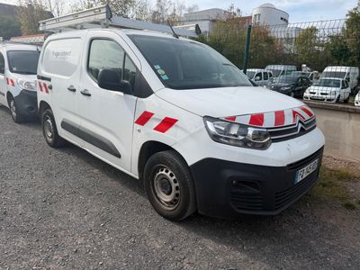 une camionnette blanche avec des bandes rouges et blanches garée dans un parking