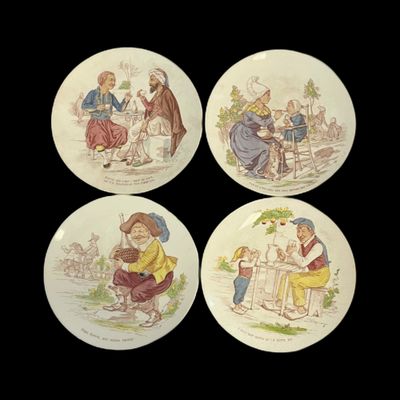 quatre assiettes sur lesquelles figure l'image d'un homme et d'une femme assis sur un banc