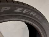 a close up of a tire with the word p zero written on it