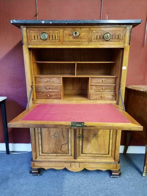 un vieux bureau en bois avec des tiroirs et des tiroirs sur le dessus