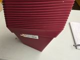 une pile de chemises rouges posée sur une table