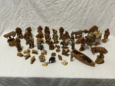 de nombreuses figurines posées sur une table