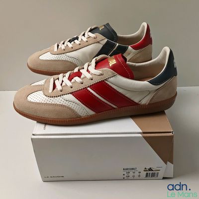 baskets adidas pour homme à rayures rouges, blanches et bleues