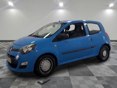 la photo d'une petite voiture bleue sur un sol en damier