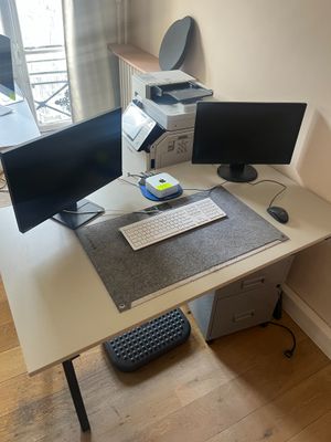 un bureau d'ordinateur équipé de deux écrans et d'un clavier