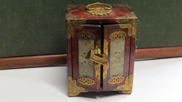 CHINE : Boite à bijoux ancienne figurant une commode ouvrant à de...