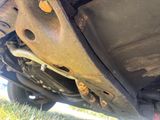 un gros plan du moteur et du pot d'échappement d'une voiture