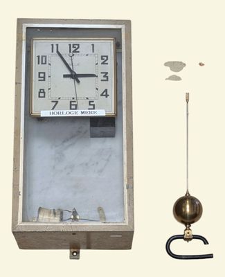 une horloge accrochée au mur à côté d'un pendule