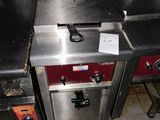 une image d'une cuisine commerciale avec beaucoup d'espace de travail