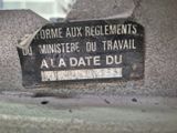 une enseigne apposée sur le mur d'un immeuble