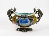 une image représentant un vase décoratif orné de deux oiseaux