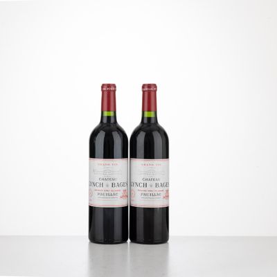 deux bouteilles de vin rouge posées sur une table