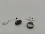 une paire de boucles d'oreilles posées sur une surface blanche
