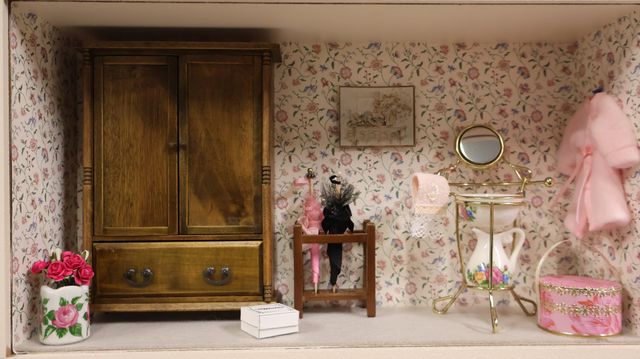 Diorama. Composition miniature, dans une vitrine en bois, vitre e...