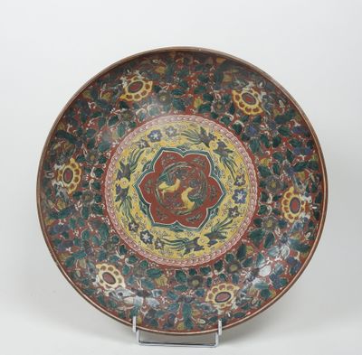 une image représentant une assiette décorative sur laquelle figure un oiseau