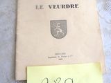 une feuille de papier posée sur un lit, sur laquelle est collé un autocollant jaune