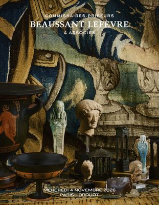 L'affiche de l'exposition présente divers objets posés sur une table.