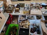 Des cartons contenant divers objets sont posés sur une table dans une pièce