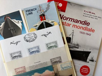 deux livres posés sur une table