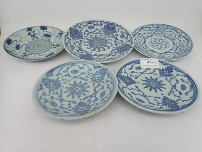 six assiettes bleues et blanches ornées de fleurs et de feuilles