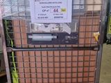 un chariot sur lequel sont posés de nombreux cartons