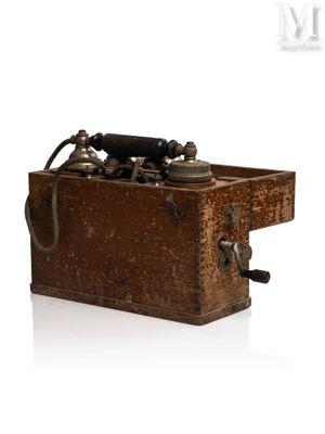 une vieille caisse en bois contenant tout un tas d'outils