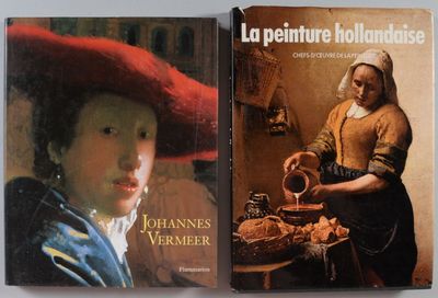 deux livres posés sur une table