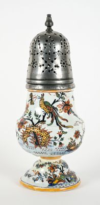 une image représentant un vase décoratif orné d'un oiseau