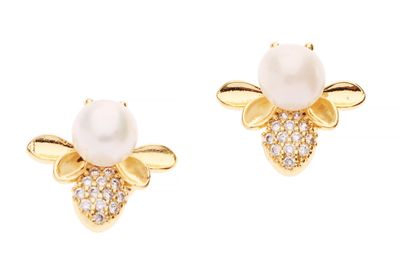 une paire de boucles d'oreilles ornées de perles et de diamants